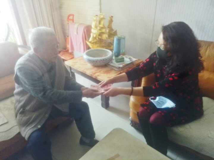 赤诚写大爱，浮夸映丹心