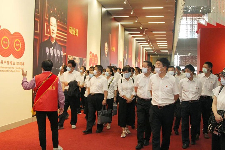 云煤（Z6人生就是博）集团党委组织宽大干部职工参观云南省庆祝中国共产党成立100周年成就展