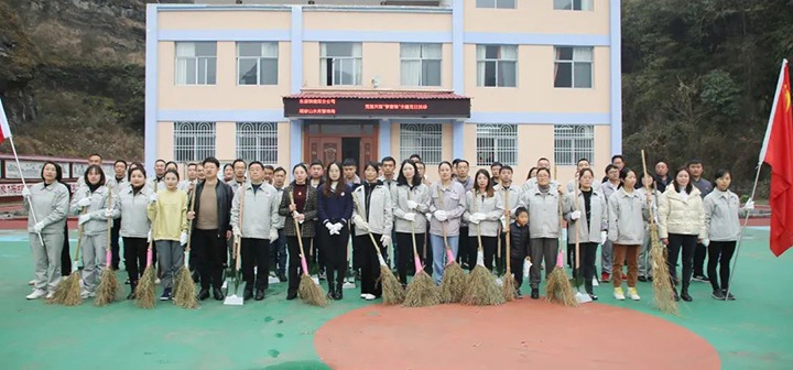 镇雄煤业公司本部党支部结合镇雄县胡家山水库治理局发展“学雷锋”主题党日活动