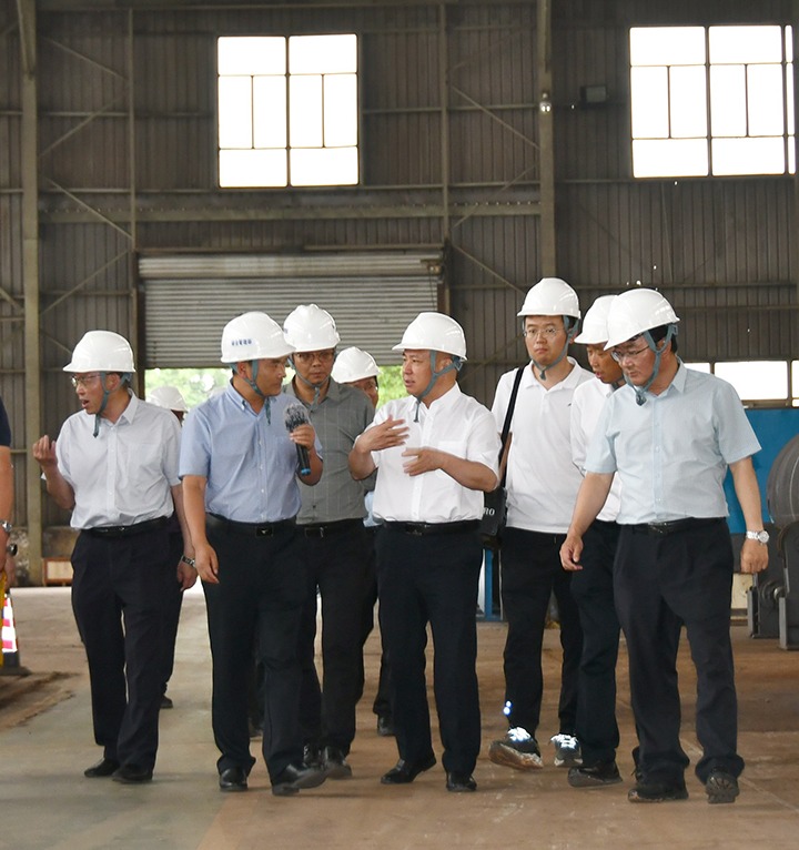 曲靖市委副书记、市长李先祥一行到大为设备公司发展工作调研