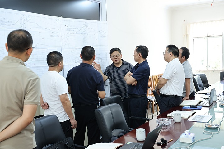 国度矿山安全监察局云南局党组成员、总工程师陈涌泉一行到田坝煤矿公司发展安全查抄与调研领导工作