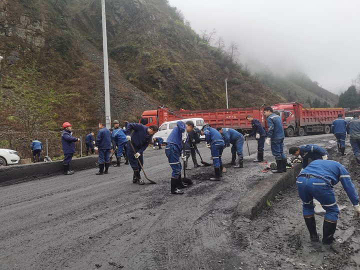 携手共进，共筑俏丽矿山