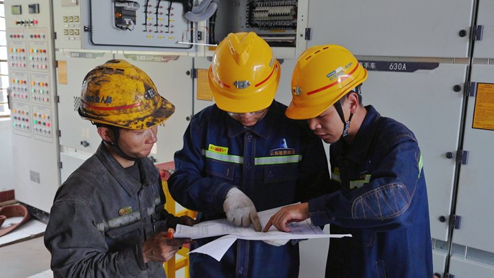 恩洪煤业机电运输治理部圆满实现5号风井智能化刷新工程